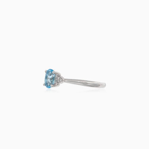 Klasický prsten s diamantem a modrým topazem z bílého zlata