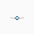Klasický prsten s diamantem a modrým topazem z bílého zlata