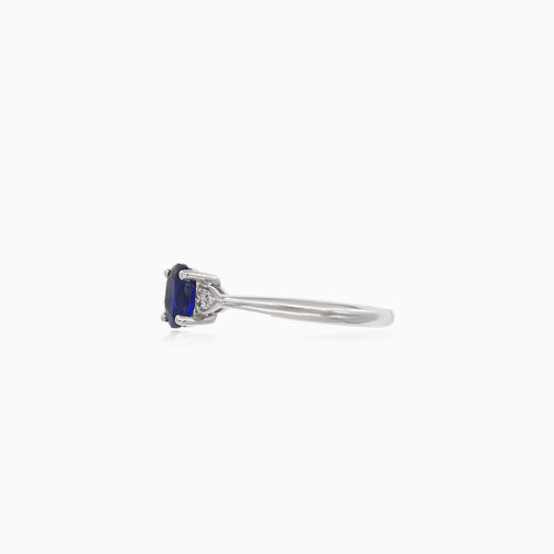 Klasický prsten s diamantem a modrým safírem z bílého zlata