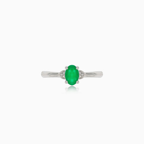 Fine white gold ring with emerald and diamonds