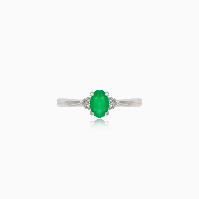 Fine white gold ring with emerald and diamonds