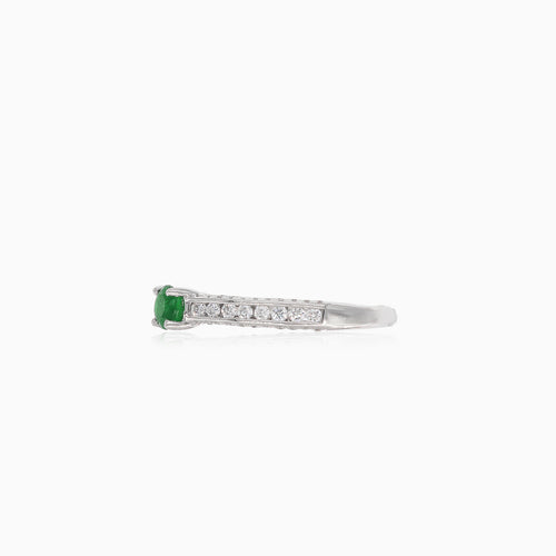 Elegant white gold ring with diamond and emerald