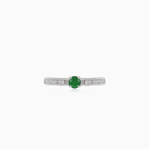 Elegant white gold ring with diamond and emerald