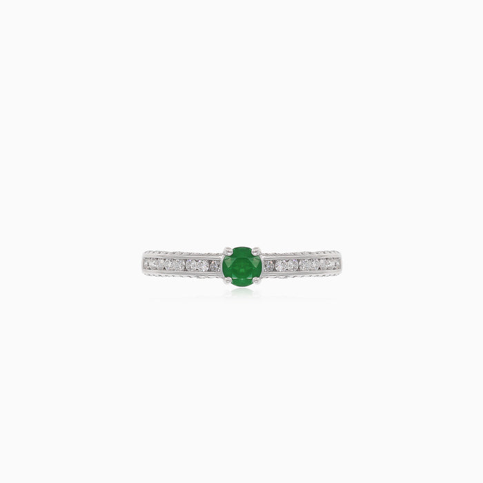 Bague élégante en or blanc avec diamant et émeraude
