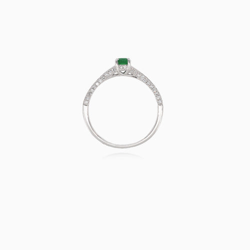 Elegantní prsten z bílého zlata s diamantem a smaragdem