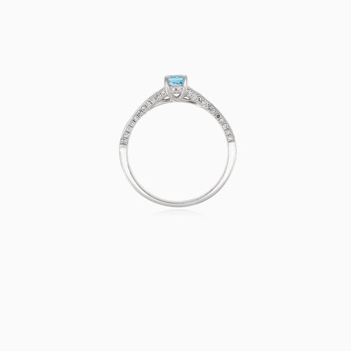 Elegantní prsten z bílého zlata s diamantem a modrým topazem