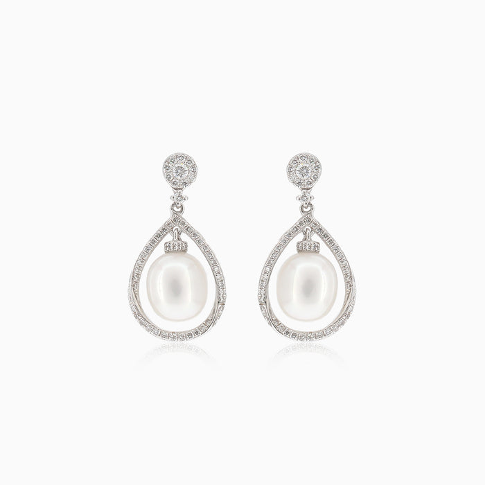 Pendientes de oro únicos con marco de diamantes y perla