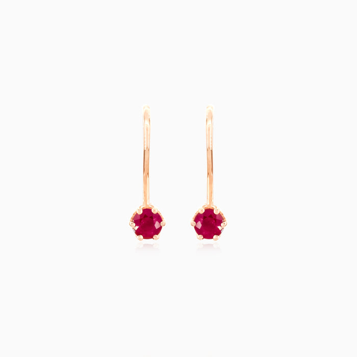 Pendientes clásicos de oro rosa con rubí.