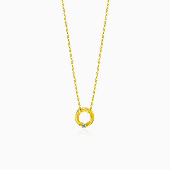 Elegantní zlatý náhrdelník s propleteným kruhem a diamantem