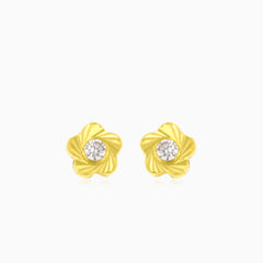 Náušnice ze žlutého zlata s malým květem a kubickými zirkony