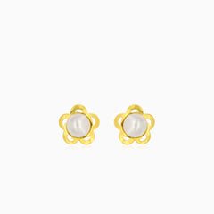 Gold earrings with an engraved flower outline and a white round pearl