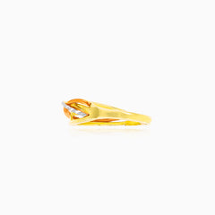 Propletený trojzlatý prsten s vysokou povrchovou úpravou.