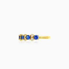 Zlatý prsten s modrým safírem a kubickými zirkony