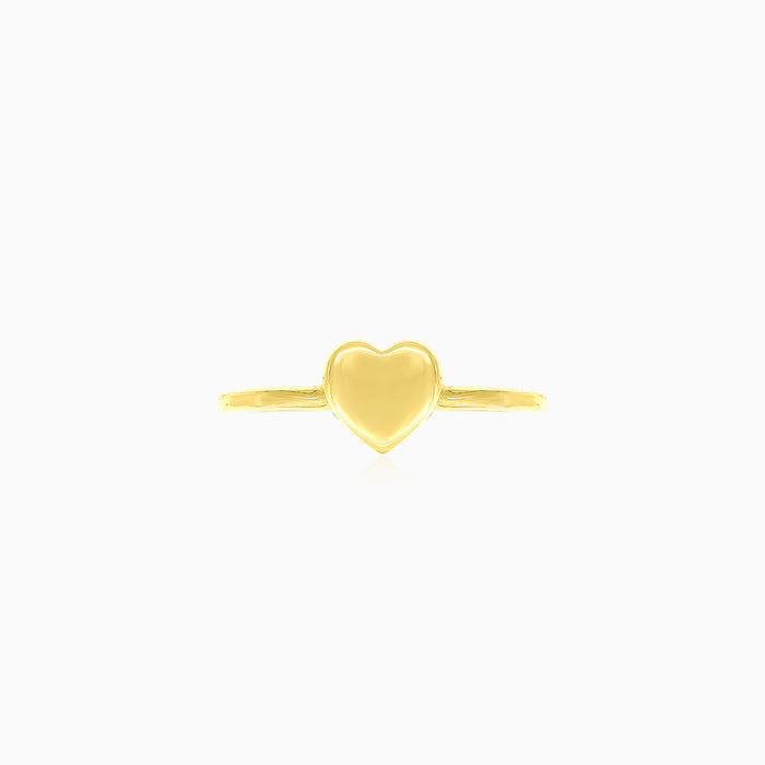 Encanto sincero en un anillo de oro amarillo