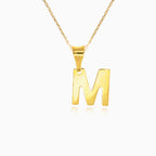Zlatý přívěsek písmene "M"