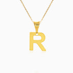 Zlatý přívěsek písmene "R"