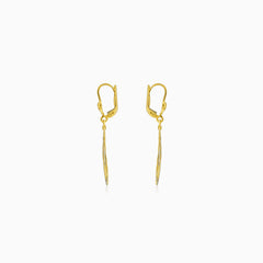 Drop-shaped gold earrings with wirework