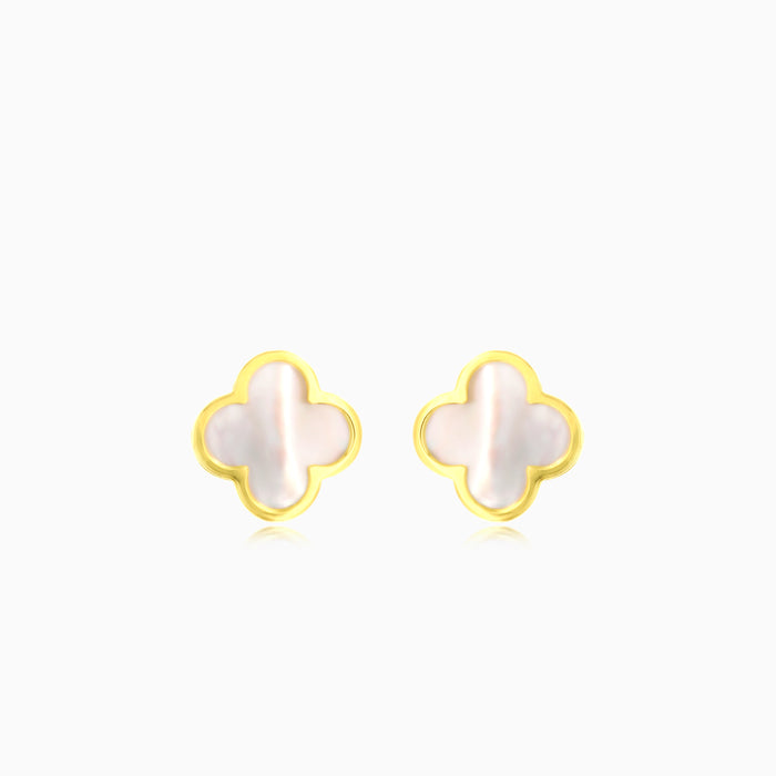 Boucles d’oreilles puces en or jaune avec trèfle en nacre