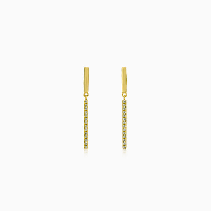 Clous d'oreilles pendants en or avec zircon cubique.