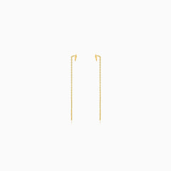 Stringing gold earrings with triangles