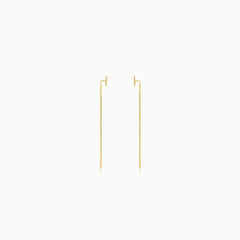 Stringing gold earrings with squares