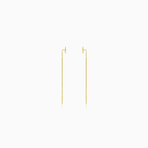 Stringing gold earrings with squares
