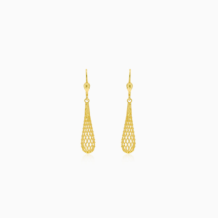 Goldene Tropfenohrringe mit Muster
