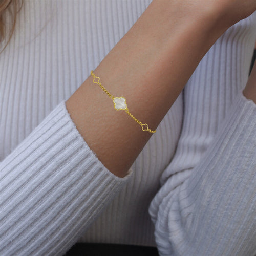 Gold bracelet with mother pearl clover leaf