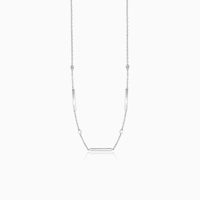 Minimalistische Halskette aus Weißgold mit Kugeln und Plättchen