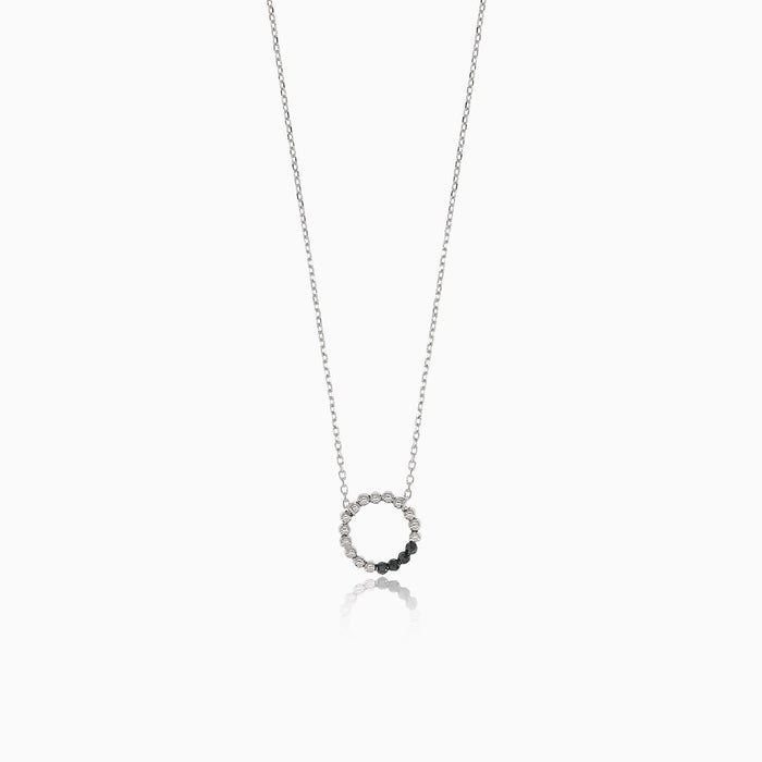 Elegantes Weißgold-Halsband mit einem Kreis aus Onyx-Kugeln