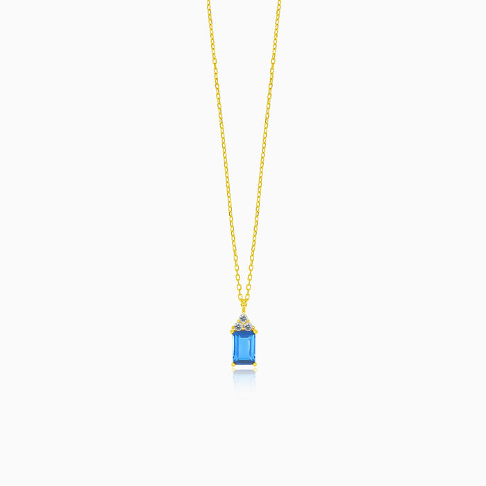 Eine wunderschöne Goldkette mit synthetischem Saphir-Anhänger