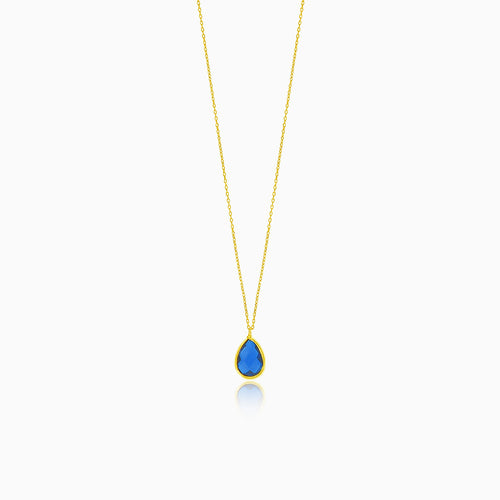 Jemný zlatý náhrdelník ve tvaru kapky se syntetickým safírem