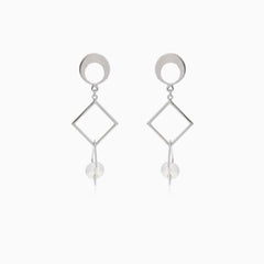 Unconventional silver earrings with pearl
