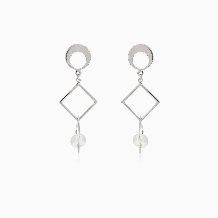 Unconventional silver earrings with pearl