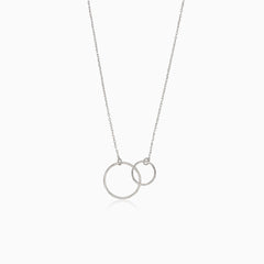 Elegante collar de plata con diseño de círculos dobles