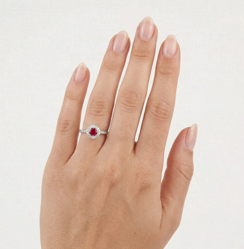 Bague en argent avec rubis synthétique et zircon cubique.