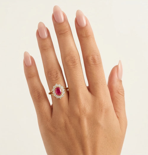 Bague en or jaune avec zirconia éclatant et rubis ovale