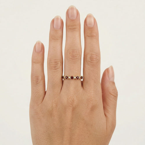 Stylish yellow gold ring with garnet and cubic zirconia