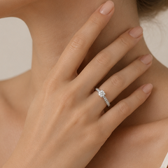 Prsten ze bílého zlata se solitérním diamantem a pavé