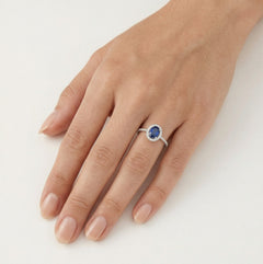 Anillo de halo en plata esterlina con zafiro ovalado