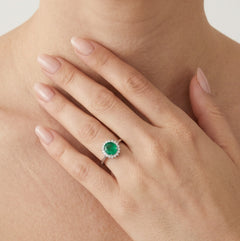 Bague halo en argent sterling avec émeraude centrale