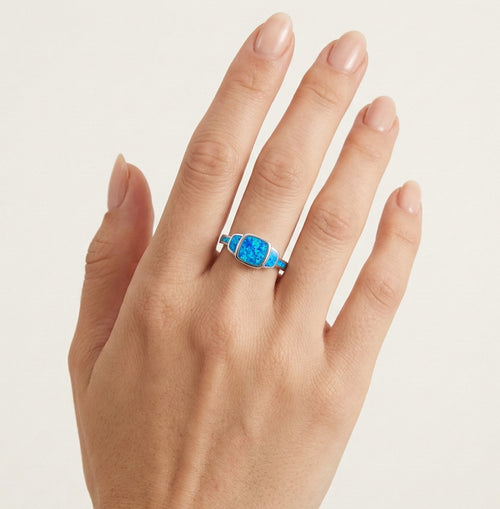 Bague carrée en opale bleue