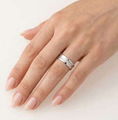 Funkelnder, breiter Ehering aus Weißgold