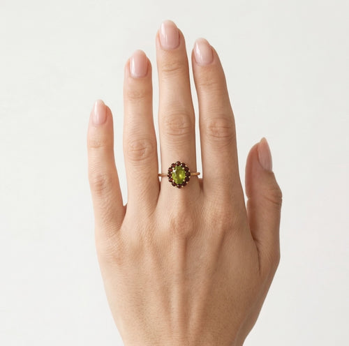 Prsten s granátem a vltavínem v květině