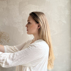 Jednoduché zlaté náušnice ve tvaru slzy