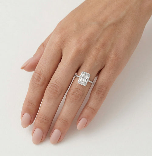 Anillo Royal de plata con circonitas.