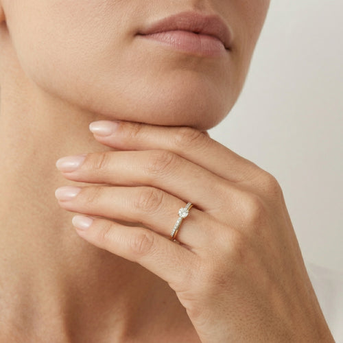 Anillo chic de diamante redondo con corte fino en escalón