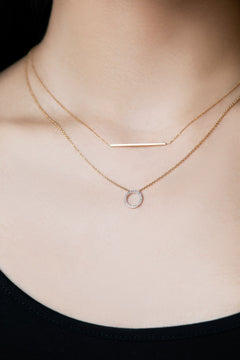 Collar elegante de oro con placa