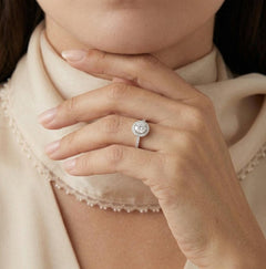 Anillo de plata con circonita cúbica en engaste de bisel