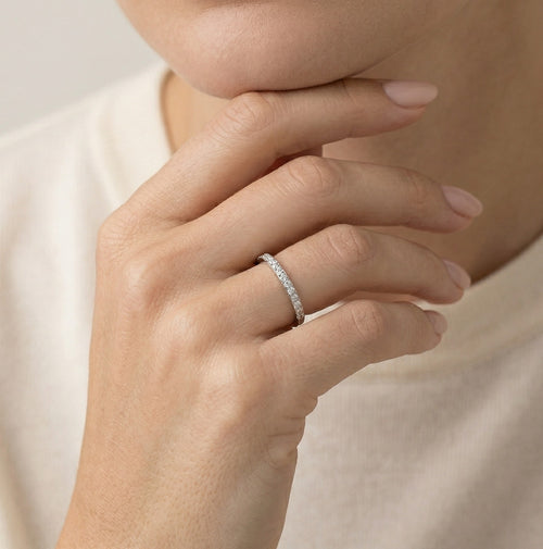 Schimmernder Silberring mit Zirkonia